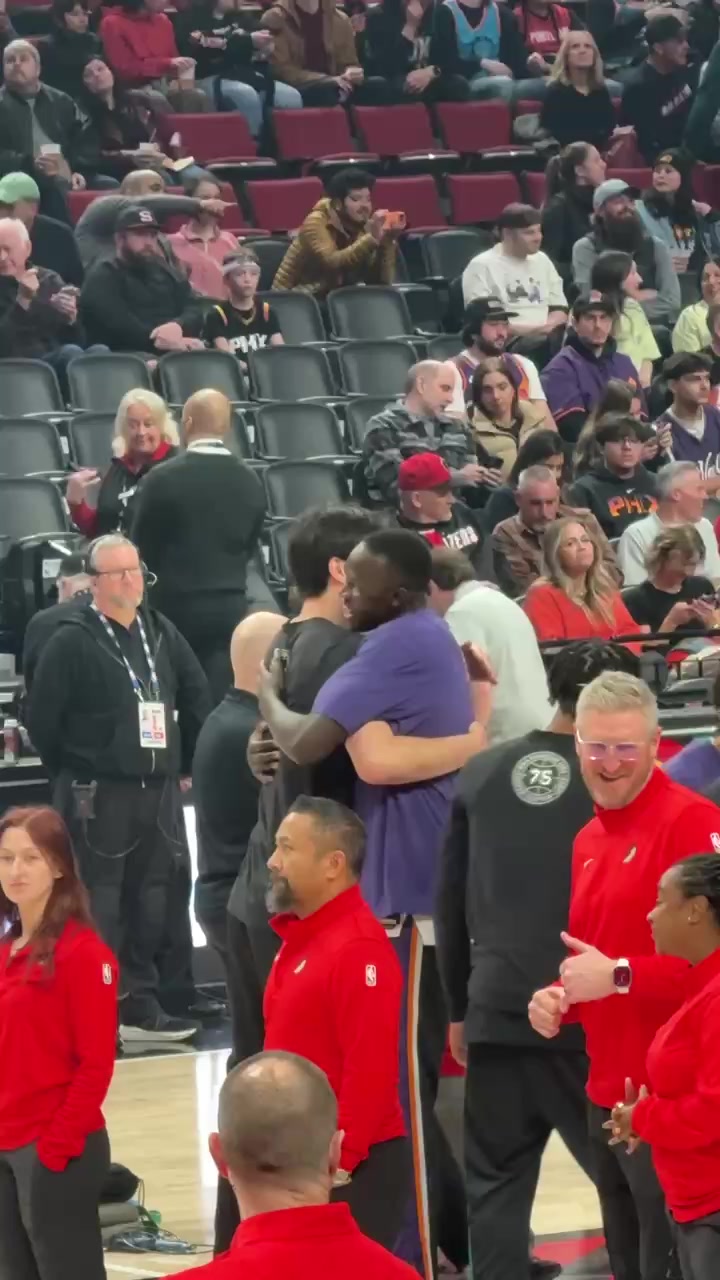 好兄弟别来无恙！小吧捕捉到杨瀚森和马卢阿奇热情打招呼~